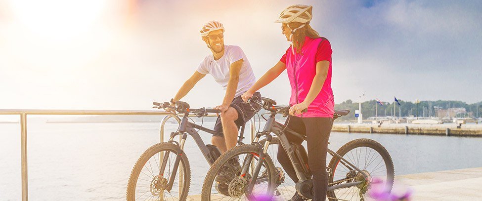 Twee mensen fietsen op e-bike door Salland