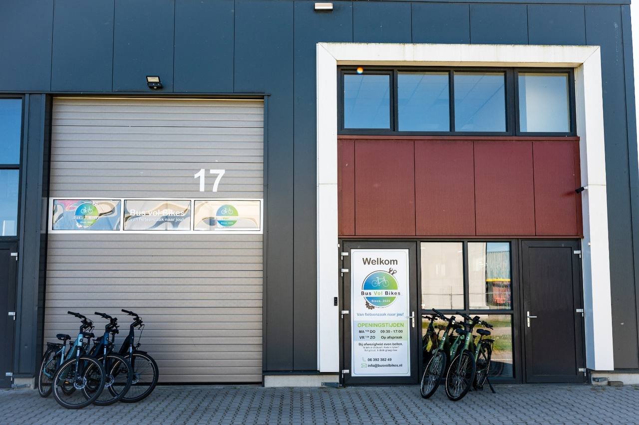 Bus Vol Bikes werkplaats en showroom aan Ampèrestraat 17 Raalte